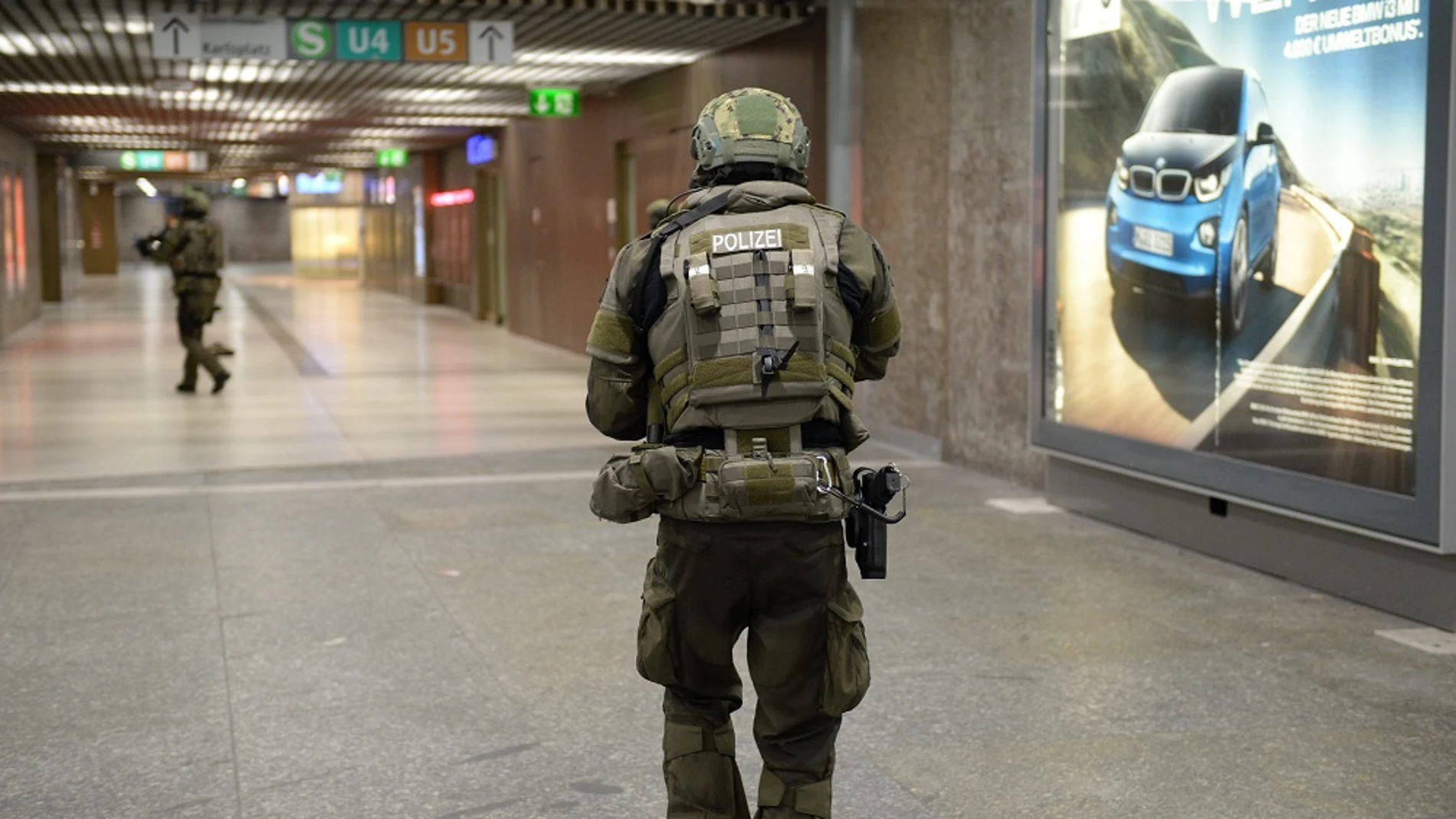 Policías de las fuerzas especiales aseguran la estación de metro de Karlsplatz (Stachus) tras el tiroteo registrado en un centro comercial en Múnich, Alemania
