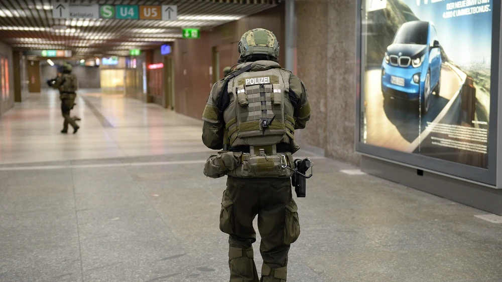 Policías de las fuerzas especiales aseguran la estación de metro de Karlsplatz (Stachus) tras el tiroteo registrado en un centro comercial en Múnich, Alemania