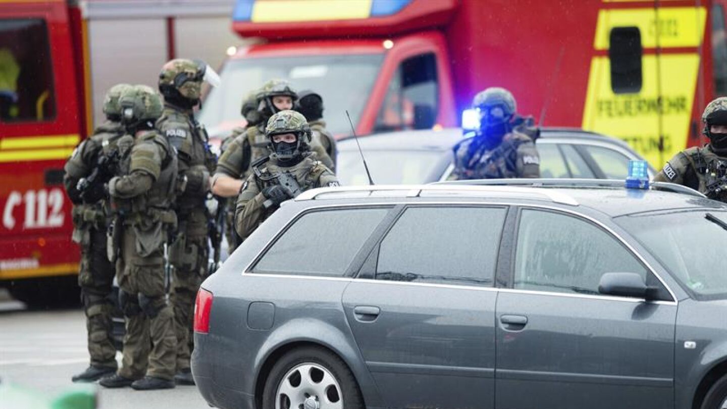 La polic&iacute;a alemana se dirigen al centro comercial Olympia de M&uacute;nich