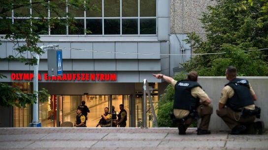 Miembros de las fuerzas especiales de la polic&iacute;a corren hacia el centro comercial donde se ha producido un tiroteo