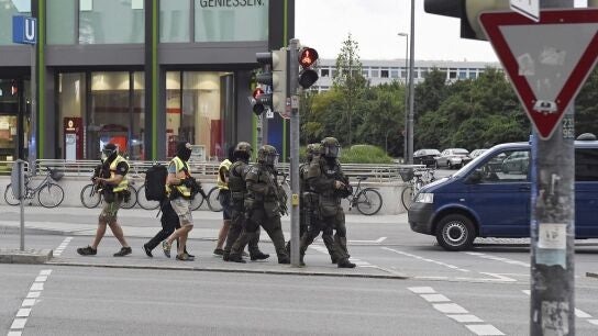Miembros de las fuerzas especiales de la polic&iacute;a se aproximan al centro comercial donde se ha producido un tiroteo en M&uacute;nich, Alemania