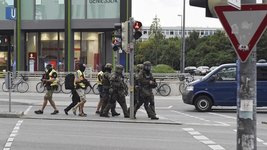 Miembros de las fuerzas especiales de la policía se aproximan al centro comercial de Alemania Miembros de las fuerzas especiales de la policía se aproximan al centro comercial donde se ha producido un tiroteo en Múnich, Alemania