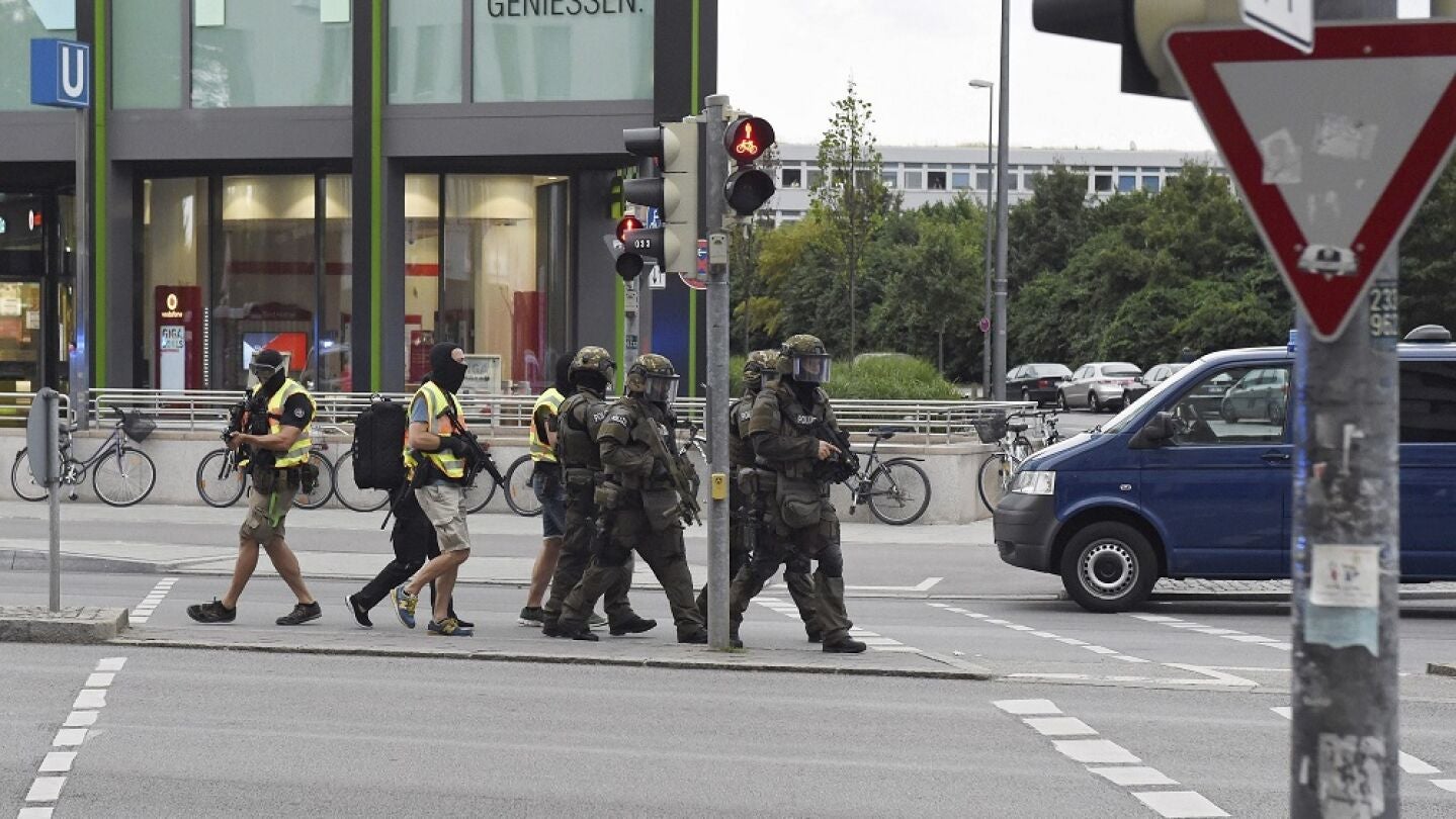 Miembros de las fuerzas especiales de la polic&iacute;a se aproximan al centro comercial donde se ha producido un tiroteo en M&uacute;nich, Alemania