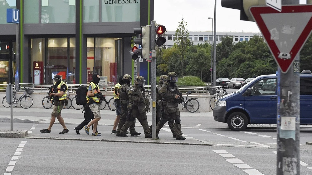 Miembros de las fuerzas especiales de la polic&iacute;a se aproximan al centro comercial donde se ha producido un tiroteo en M&uacute;nich, Alemania