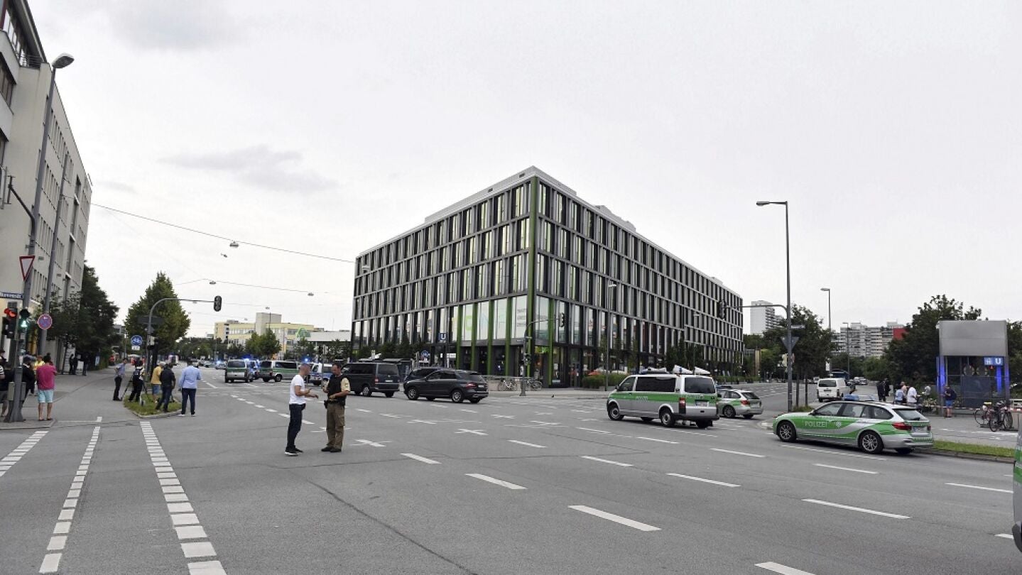 Varios veh&iacute;culos policiales desplegados en los alrededores del centro comercial donde se ha producido un tiroteo en M&uacute;nich, Alemania