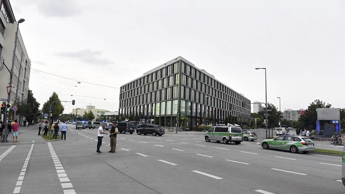 Varios vehículos policiales desplegados en los alrededores del centro comercial donde se ha producido un tiroteo en Múnich, Alemania Varios vehículos policiales desplegados en los alrededores del centro comercial donde se ha producido un tiroteo en Múnich, Alemania