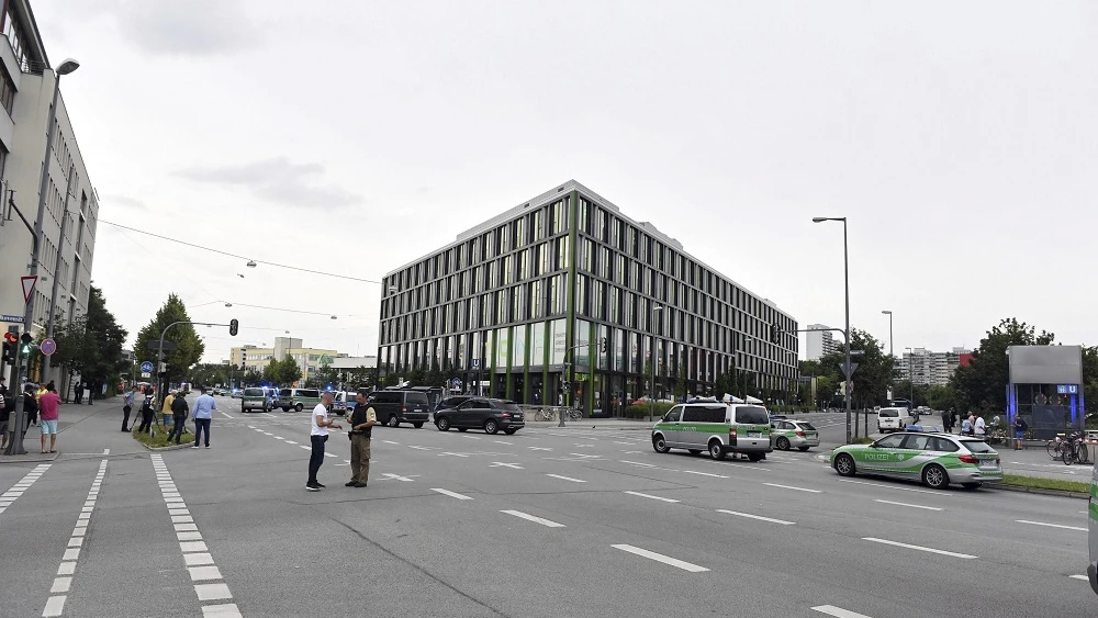 Varios vehículos policiales desplegados en los alrededores del centro comercial donde se ha producido un tiroteo en Múnich, Alemania