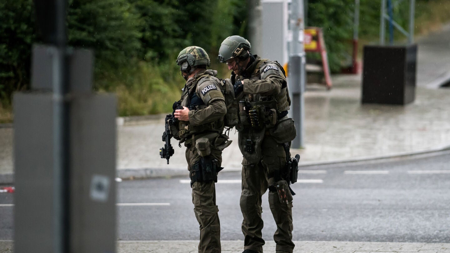 Polic&iacute;as de las Fuerzas Especiales se aproximan a lugar del tiroteo