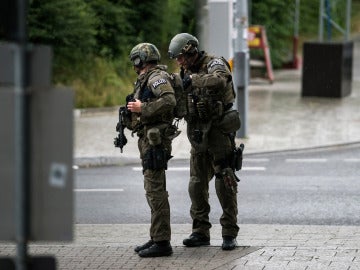Policías de las Fuerzas Especiales se aproximan a lugar del tiroteo Policías de las Fuerzas Especiales se aproximan a lugar del tiroteo