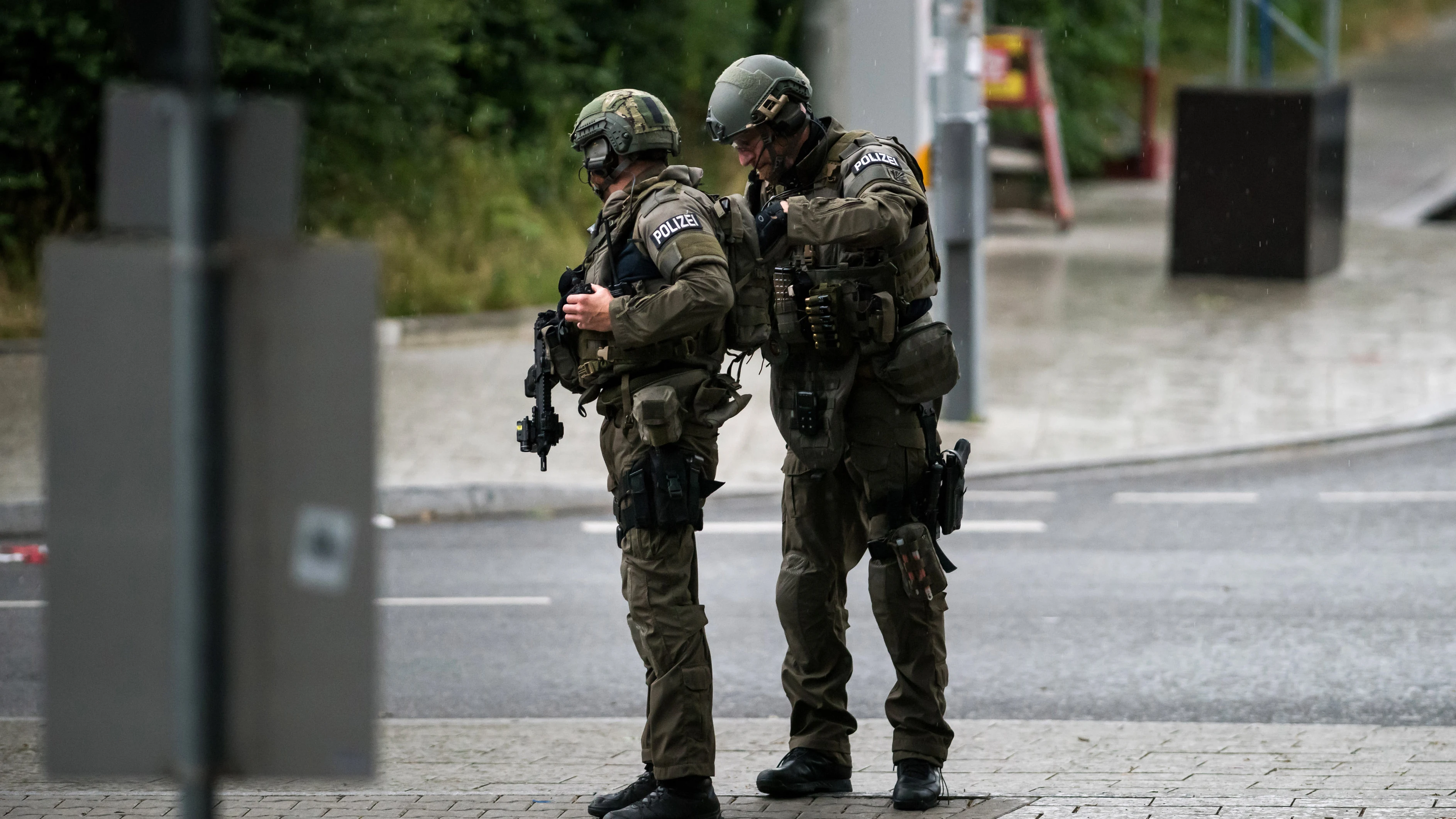 Policías de las Fuerzas Especiales se aproximan a lugar del tiroteo