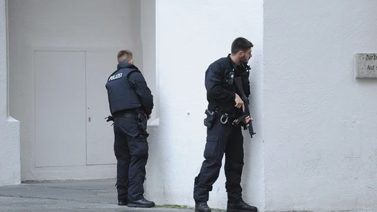 Policías de las Fuerzas Especiales aseguran el exterior del hotel Stachus tras el tiroteo registrado en un centro comercial en Múnich, Alemania Policías de las Fuerzas Especiales aseguran el exterior del hotel Stachus tras el tiroteo registrado en un centro comercial en Múnich, Alemania