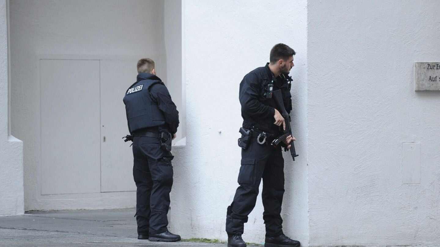 Polic&iacute;as de las Fuerzas Especiales aseguran el exterior del hotel Stachus tras el tiroteo registrado en un centro comercial en M&uacute;nich, Alemania
