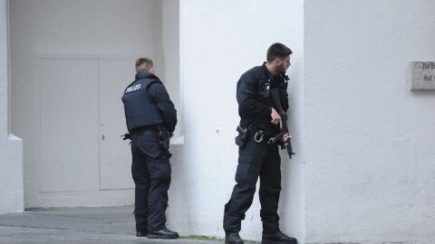 Polic&iacute;as de las Fuerzas Especiales aseguran el exterior del hotel Stachus tras el tiroteo registrado en un centro comercial en M&uacute;nich, Alemania