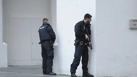 Policías de las Fuerzas Especiales aseguran el exterior del hotel Stachus tras el tiroteo registrado en un centro comercial en Múnich, Alemania Policías de las Fuerzas Especiales aseguran el exterior del hotel Stachus tras el tiroteo registrado en un centro comercial en Múnich, Alemania