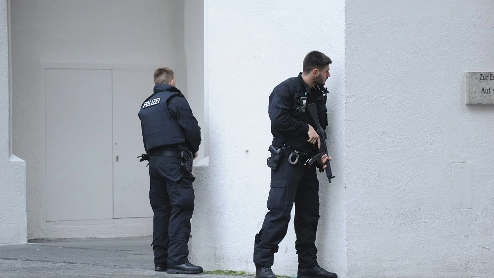 Policías de las Fuerzas Especiales aseguran el exterior del hotel Stachus tras el tiroteo registrado en un centro comercial en Múnich, Alemania