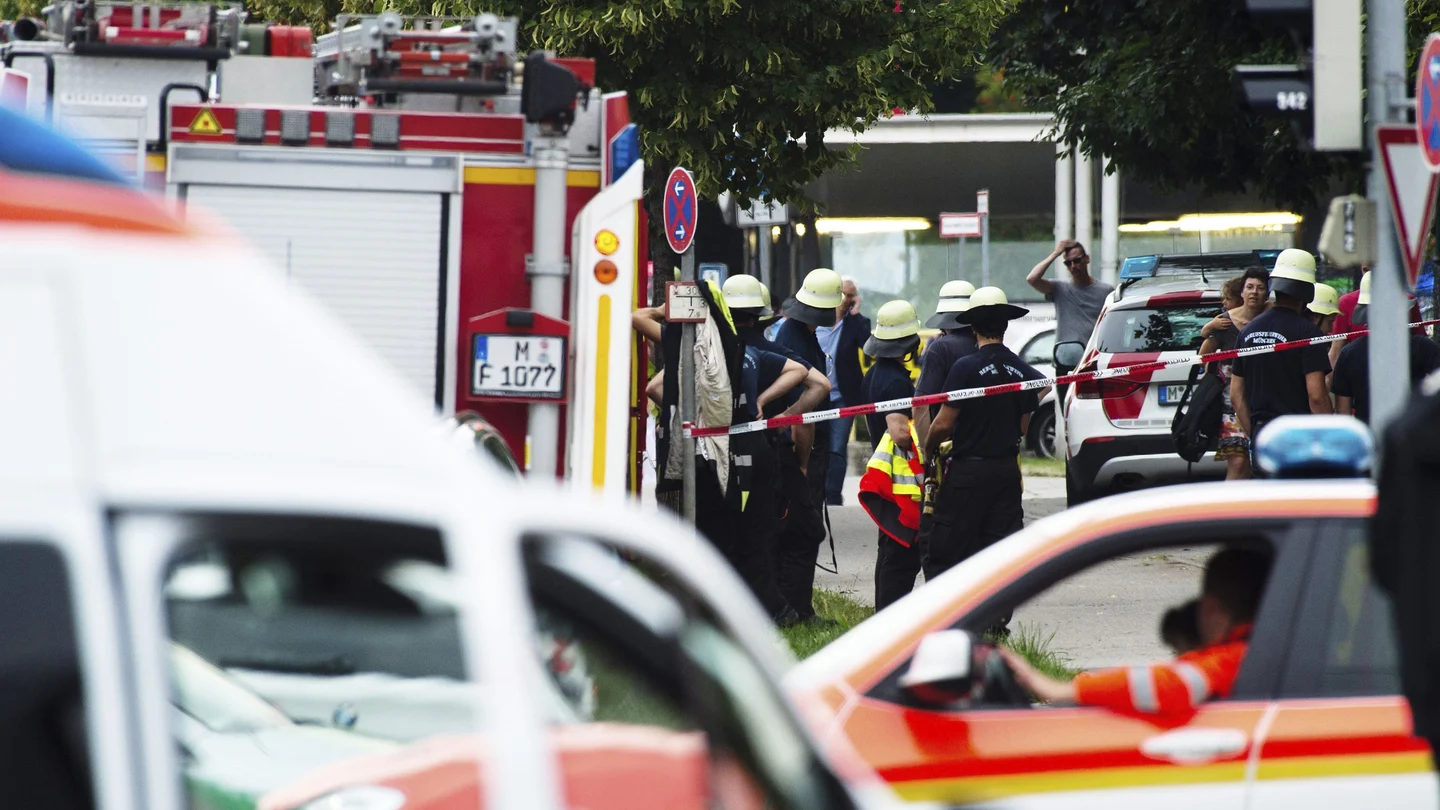 Numerosos agentes de la policía y ambulancias rodean la entrada del centro comercial Numerosos agentes de la policía y ambulancias rodean la entrada del centro comercial