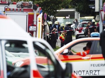 Numerosos agentes de la policía y ambulancias rodean la entrada del centro comercial Numerosos agentes de la policía y ambulancias rodean la entrada del centro comercial