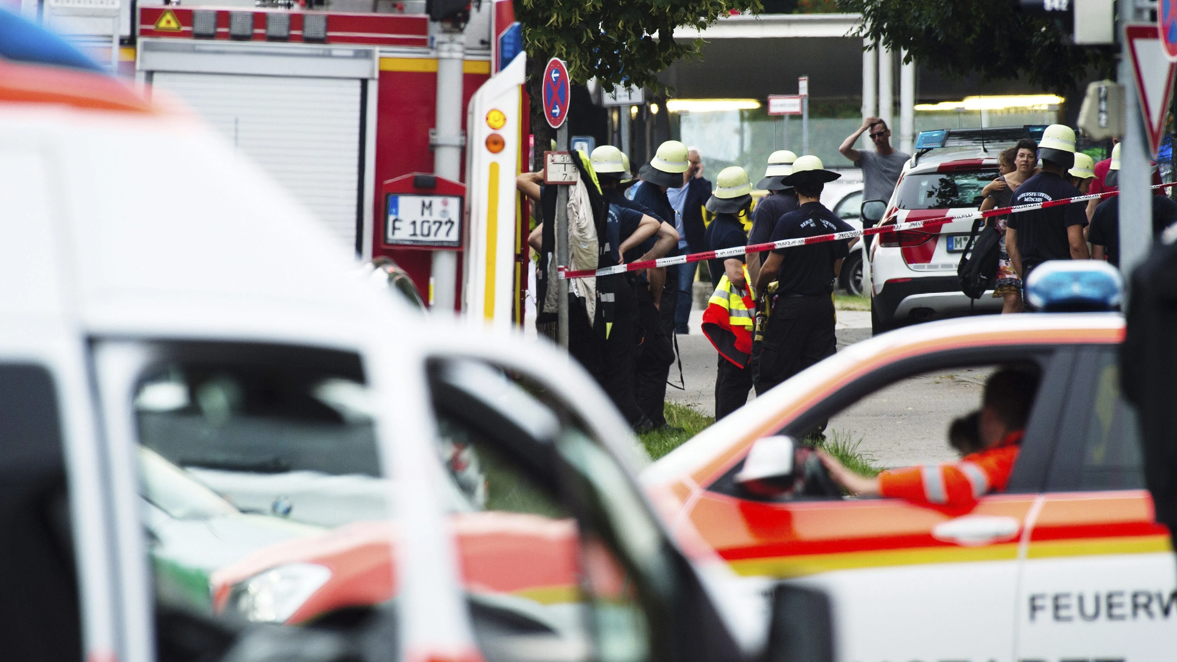  Numerosos agentes de la policía y ambulancias rodean la entrada del centro comercial 