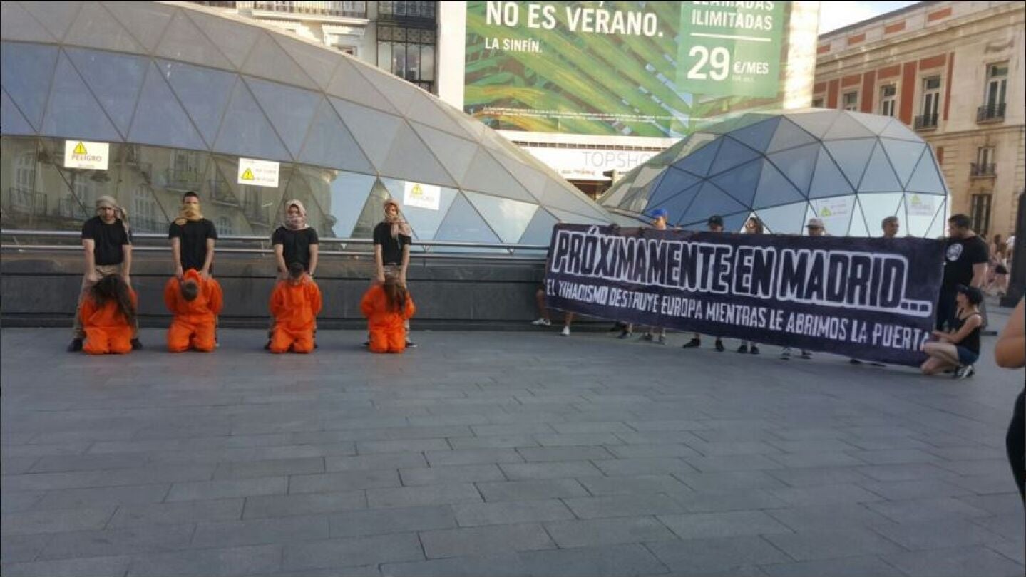 El grupo ultraderechista 'Hogar Social' escenifica una decapitaci&oacute;n en la Puerta del Sol
