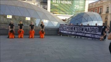 El grupo ultraderechista 'Hogar Social' escenifica una decapitación en la Puerta del Sol