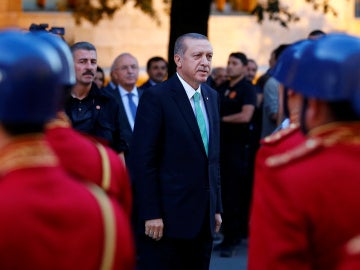 El presidente Erdogan contempla un desfile de la guardia de honor en Ankara. El presidente Erdogan contempla un desfile de la guardia de honor en Ankara.