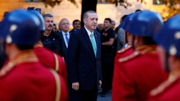 El presidente Erdogan contempla un desfile de la guardia de honor en Ankara.