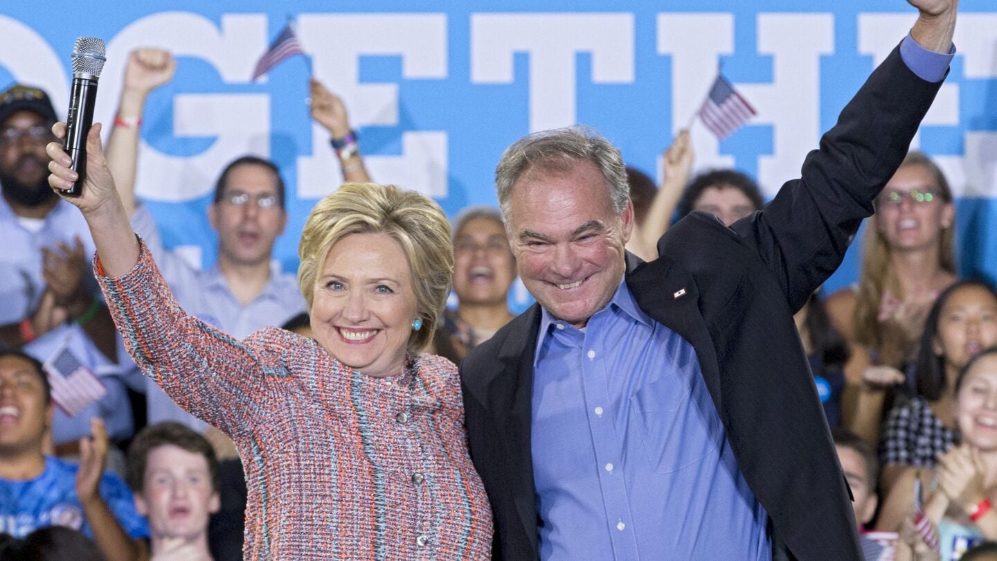 Fotograf&iacute;a del 14 de julio, de la candidata dem&oacute;crata a la presidencia de Estados Unidos, Hillary Clinton (i) saludando junto al senador dem&oacute;crata por Virginia, Tim Kaine