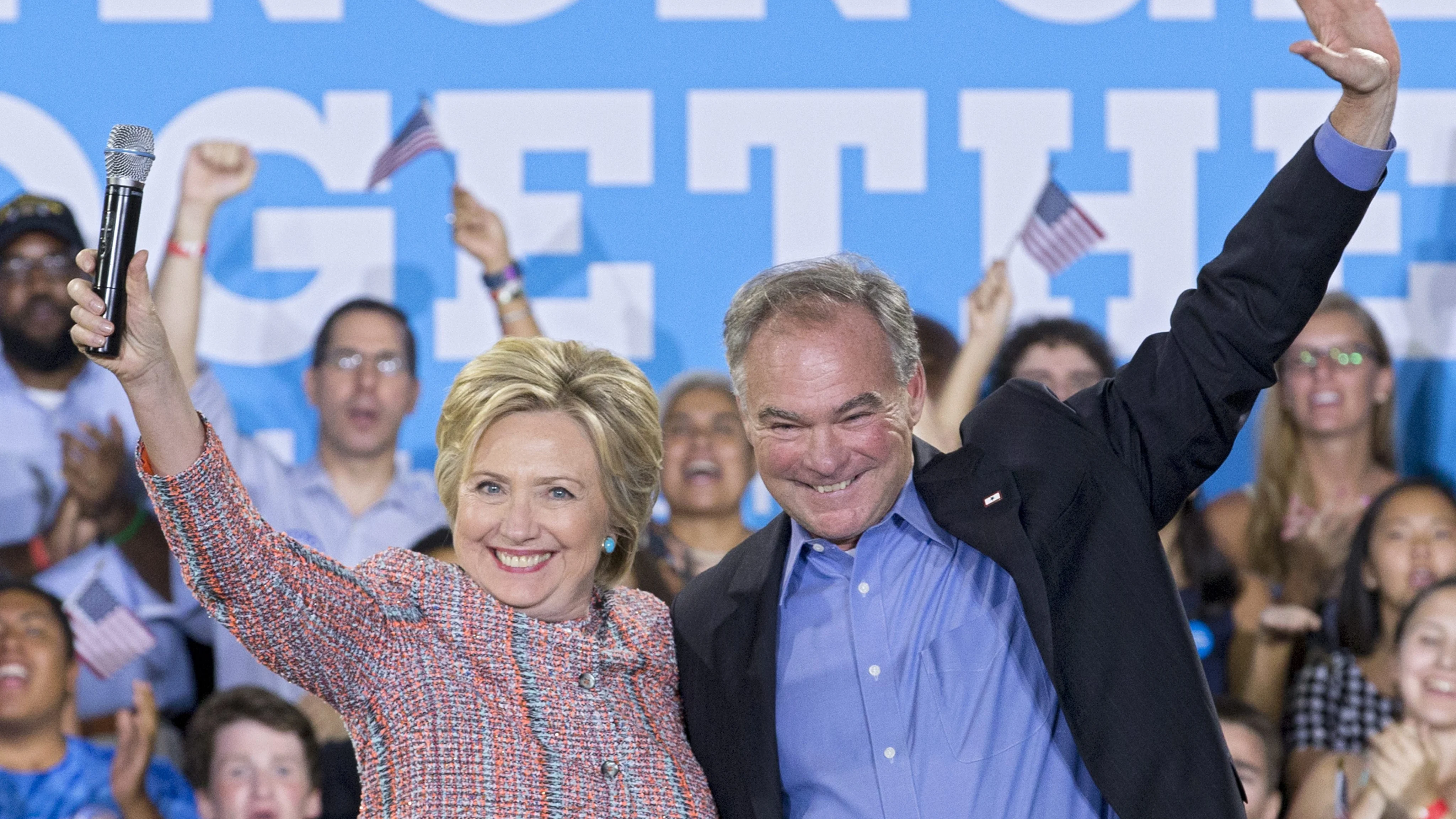 Fotograf&iacute;a del 14 de julio, de la candidata dem&oacute;crata a la presidencia de Estados Unidos, Hillary Clinton (i) saludando junto al senador dem&oacute;crata por Virginia, Tim Kaine