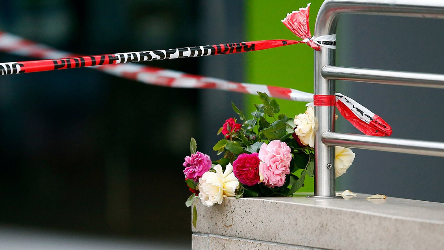 Flores en homenaje a las v&iacute;ctimas del tiroteo en M&uacute;nich