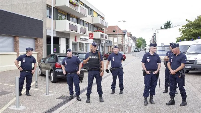 Agentes de la Policía francesa en Normandía