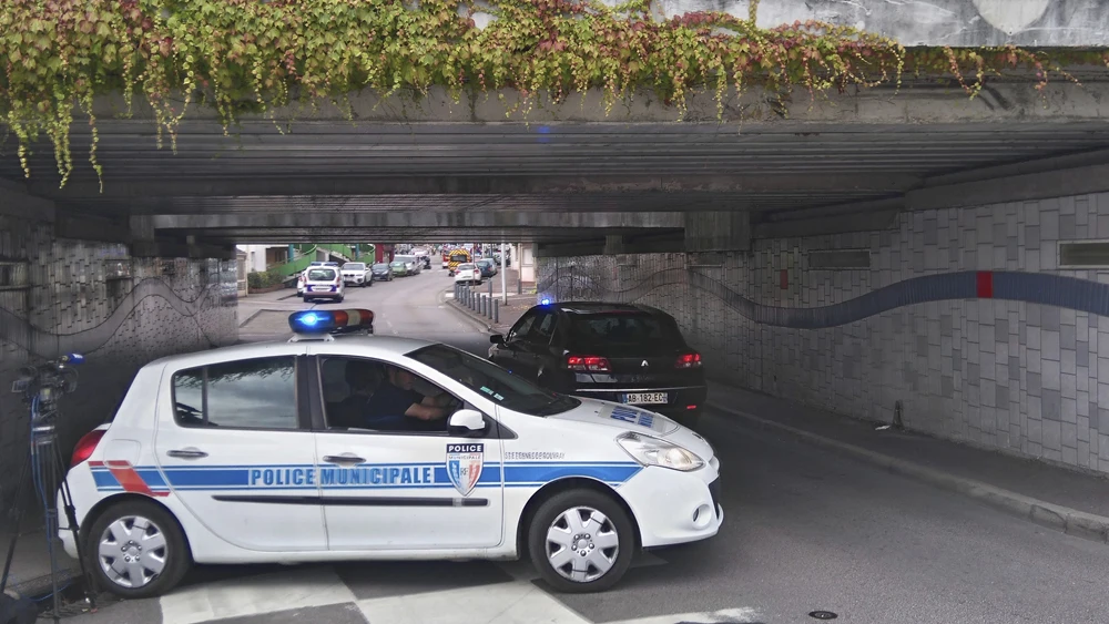 Coche de la policía municipal cerca del lugar de la toma de rehenes en Normandía