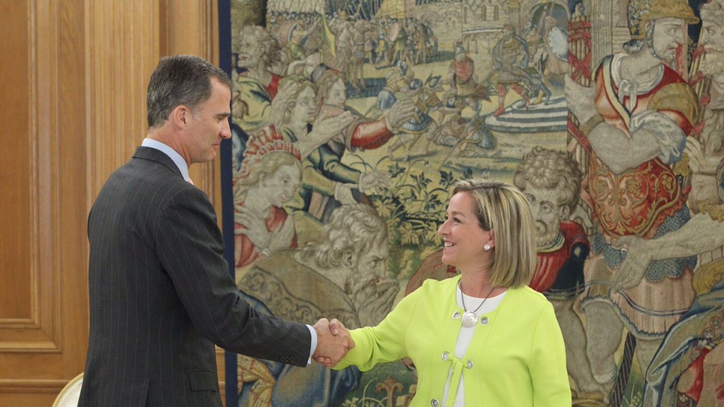 El Rey Felipe VI con la diputada de Coalici&oacute;n Canaria, Ana Oramas