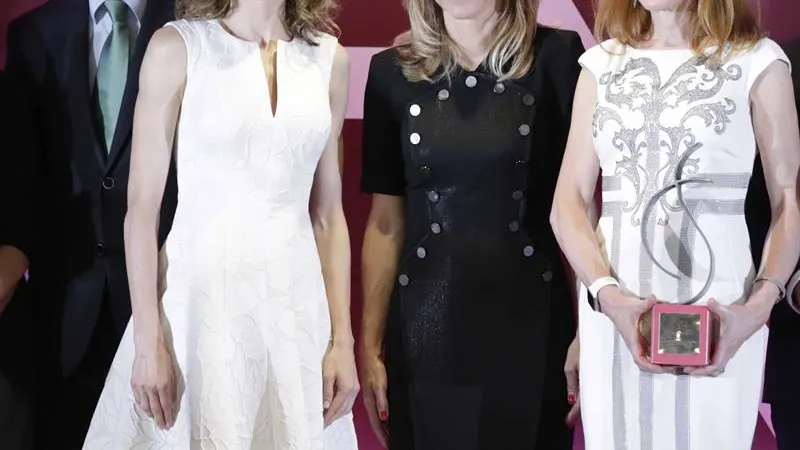 La reina Letizia, acompañada por Alfonso Alonso y Manuela Carmena ha entregado hoy los Premios de la Federación de Mujeres Directivas, Ejecutivas, Profesionales y Empresarias 2016