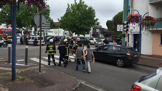 Inmediaciones de la iglesia de Saint Etienne du Rouvray durante la toma de rehenes. Inmediaciones de la iglesia de Saint Etienne du Rouvray durante la toma de rehenes.