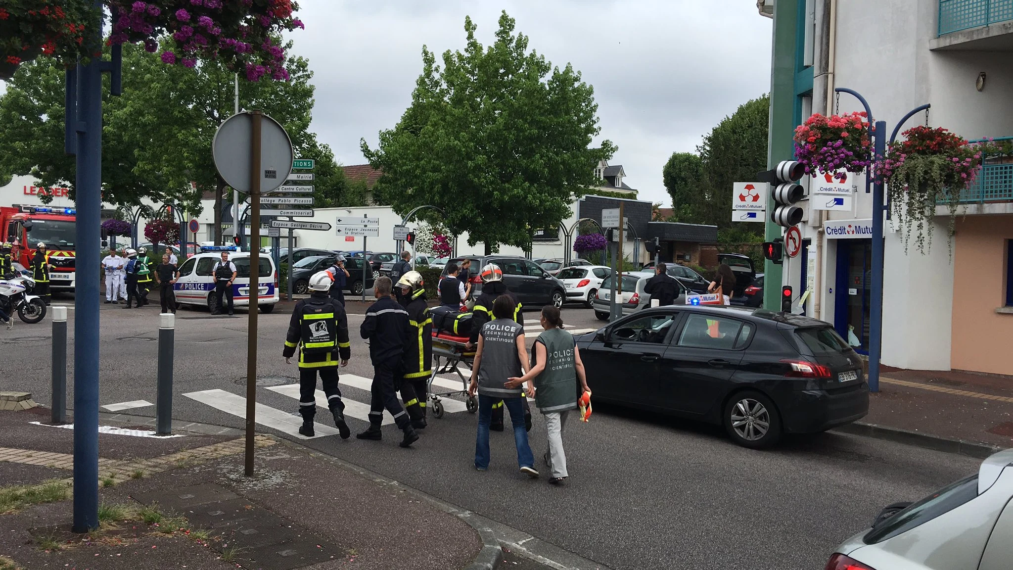  Inmediaciones de la iglesia de Saint Etienne du Rouvray durante la toma de rehenes. 