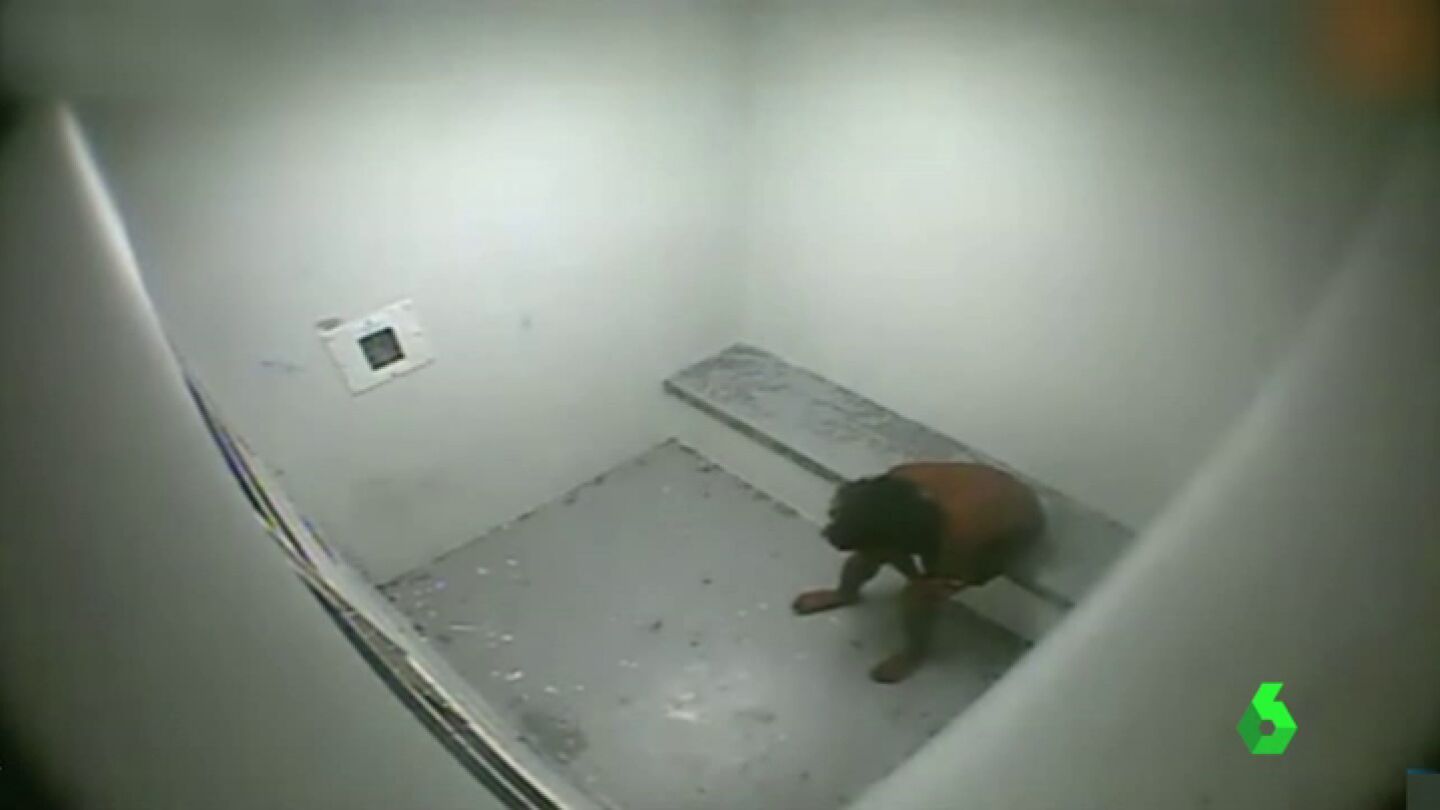 Frame 58.663869 de: Les ataban el cuello al respaldo de una silla o les lanzaban gas lacrim&oacute;geno: las posibles torturas en un reformatorio de Australia