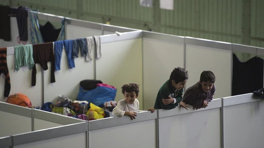 Un grupo de niños refugiados juega en una de las habitaciones de un albergue en Berlín. Un grupo de niños refugiados juega en una de las habitaciones de un albergue en Berlín.