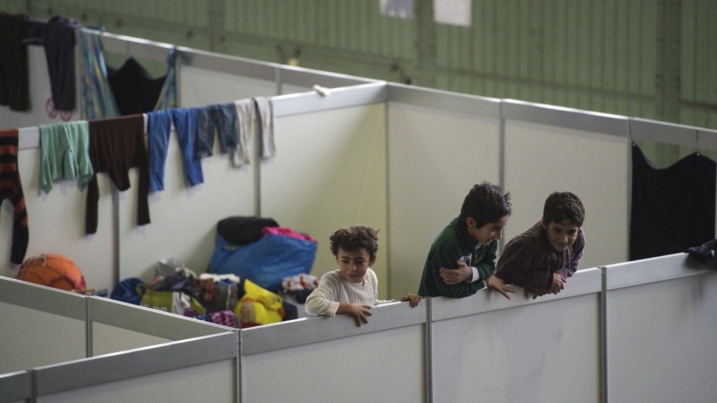 Un grupo de ni&ntilde;os refugiados juega en una de las habitaciones de un albergue en Berl&iacute;n.