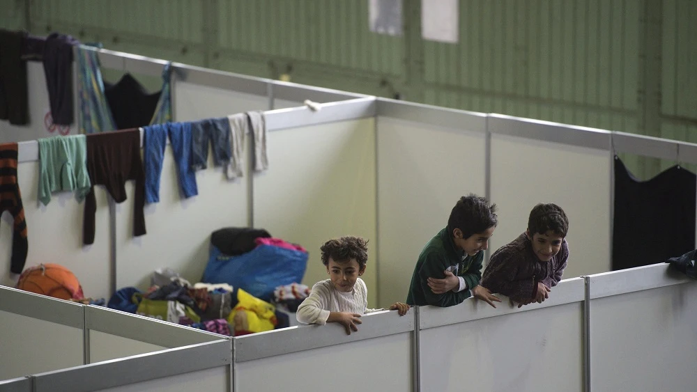 Un grupo de niños refugiados juega en una de las habitaciones de un albergue en Berlín.