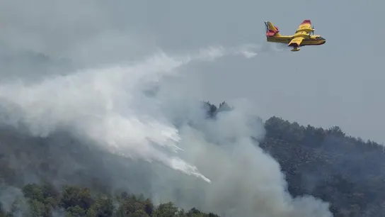 Medios aéreos trabajan en la extinción del incendio en el Parque Natural de Castellón Medios aéreos trabajan en la extinción del incendio en el Parque Natural de Castellón