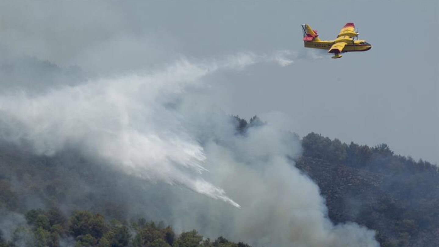 Medios a&eacute;reos trabajan en la extinci&oacute;n del incendio en el Parque Natural de Castell&oacute;n