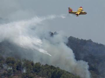 Medios aéreos trabajan en la extinción del incendio en el Parque Natural de Castellón Medios aéreos trabajan en la extinción del incendio en el Parque Natural de Castellón