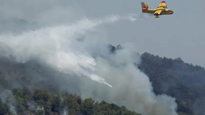 Medios aéreos trabajan en la extinción del incendio en el Parque Natural de Castellón