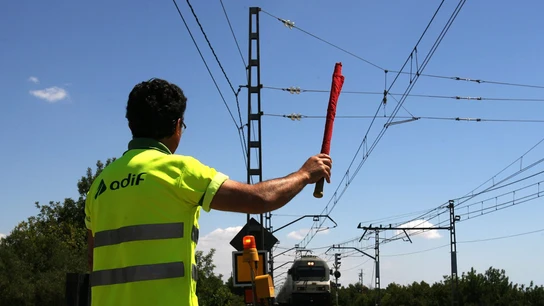 Operario de Adif en una imagen de archivo Operario de Adif en una imagen de archivo