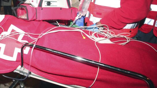 Imagen de un herido, mientras es trasladado al Complejo Hospitalario de Salamanca. Archivo.