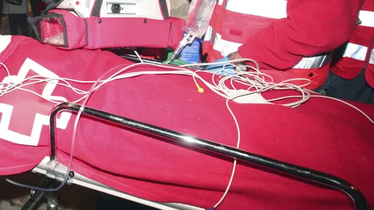 Imagen de un herido, mientras es trasladado al Complejo Hospitalario de Salamanca. Archivo. Imagen de un herido, mientras es trasladado al Complejo Hospitalario de Salamanca. Archivo.