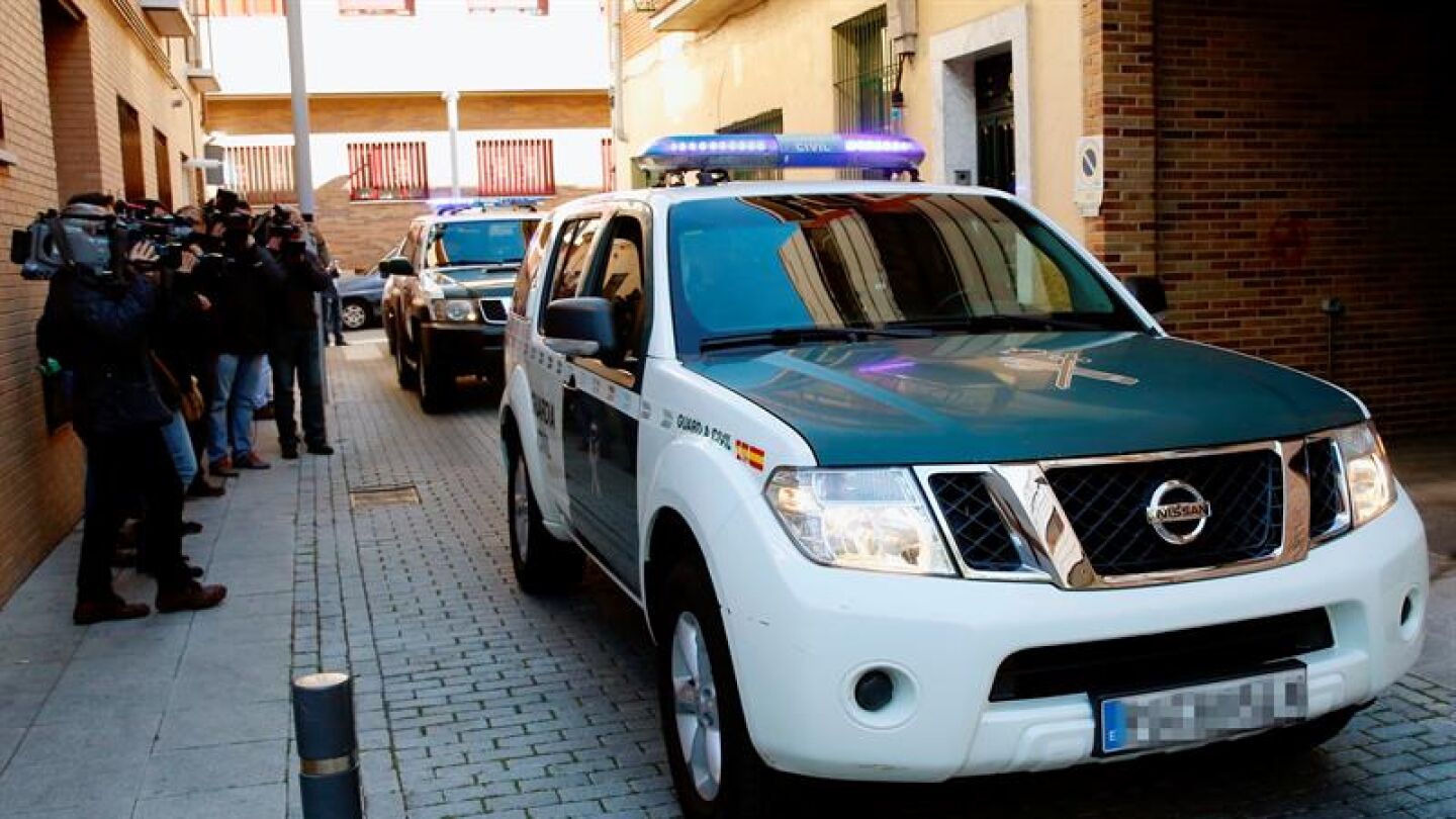 Un veh&iacute;culo de la Guardia Civil traslada a un detenido en una de las &uacute;ltimas operaciones contra el yihadismo