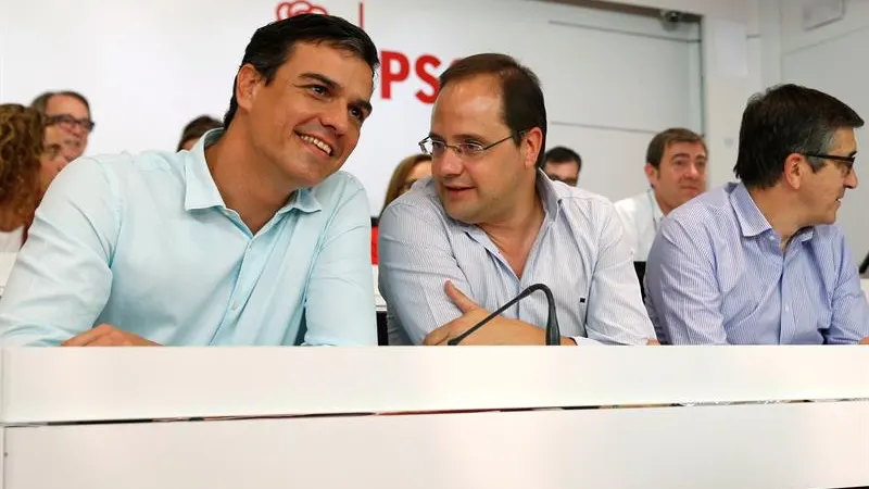 Pedro Sánchez y César Luena