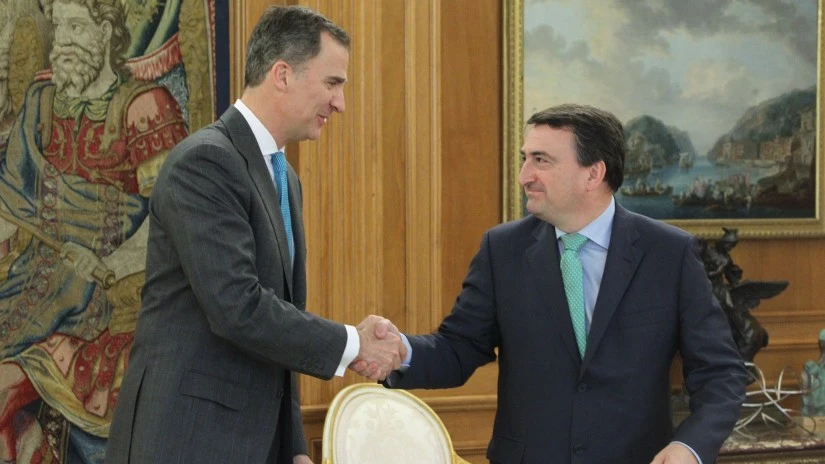 Felipe VI y Aitor Esteban en una imagen de archivo Felipe VI y Aitor Esteban en una imagen de archivo