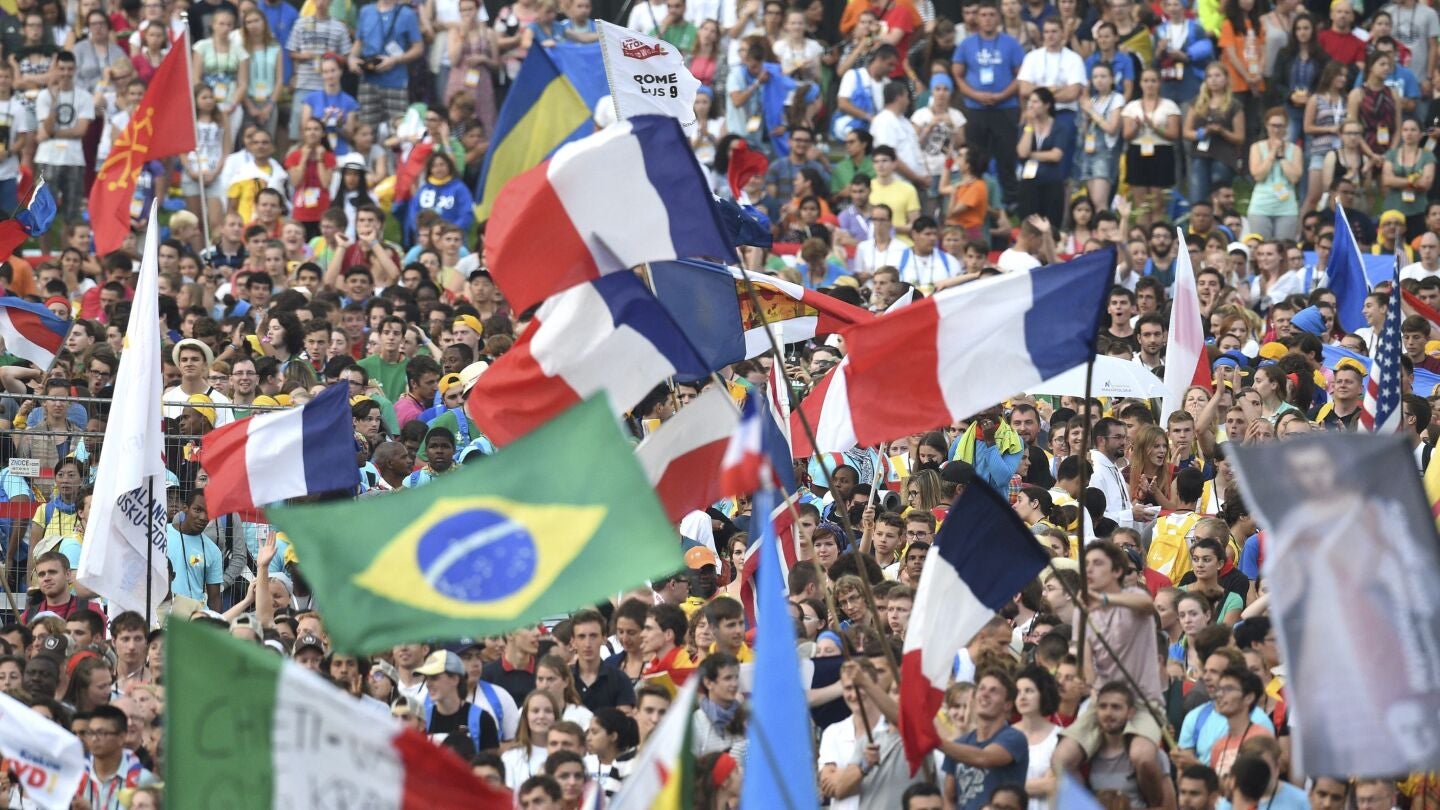 Varios peregrinos durante la santa misa inaugural de la XXXI Jornada Mundial de la Juventud (JMJ) en Cracovia, Polonia.